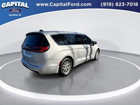 Used 2024 Chrysler Pacifica Touring-L image 8