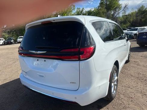 Used 2023 Chrysler Pacifica Touring-L AWD/4WD image 5