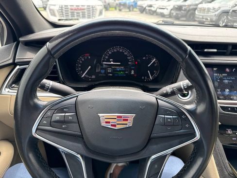 Used 2019 Cadillac XT5 FWD image 3