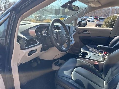 Used 2024 Chrysler Pacifica Select image 20