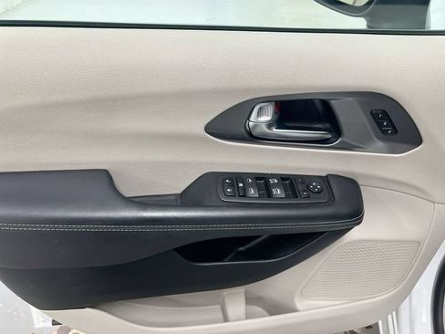 Used 2023 Chrysler Pacifica Touring-L FWD image 20