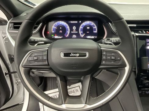 Used 2025 Jeep Grand Cherokee Laredo X w/ Luxury Tech Group I AWD/4WD image 14