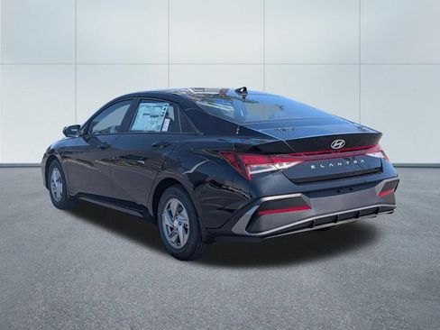 New 2026 Hyundai Elantra SE FWD image 4