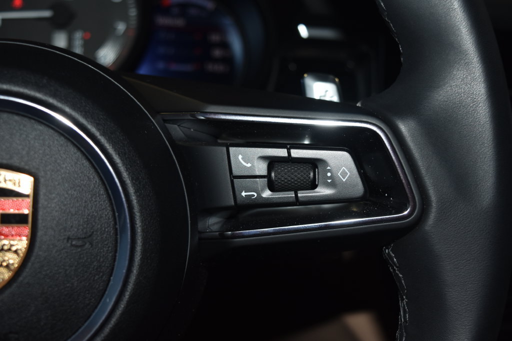 Certified 2025 Porsche Macan AWD/4WD image 11