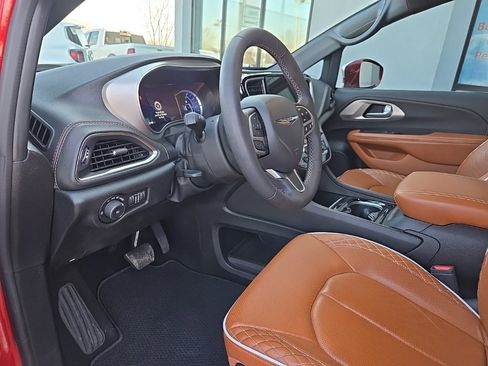 Used 2024 Chrysler Pacifica Pinnacle image 39