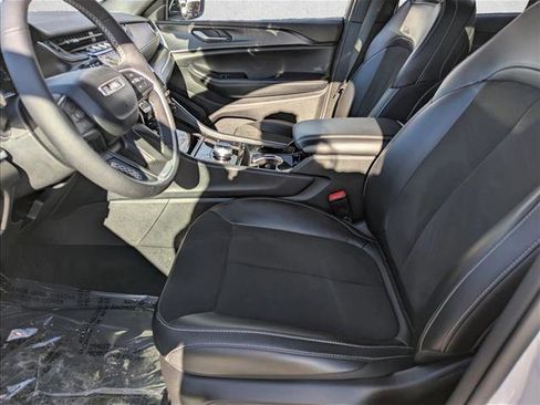 Used 2023 Jeep Grand Cherokee Altitude image 15