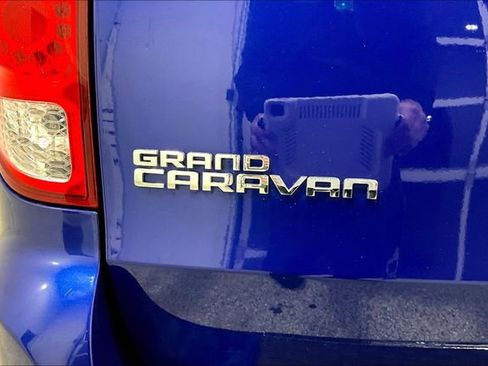 Used 2018 Dodge Grand Caravan SE w/ UConnect Hands-Free Group image 25