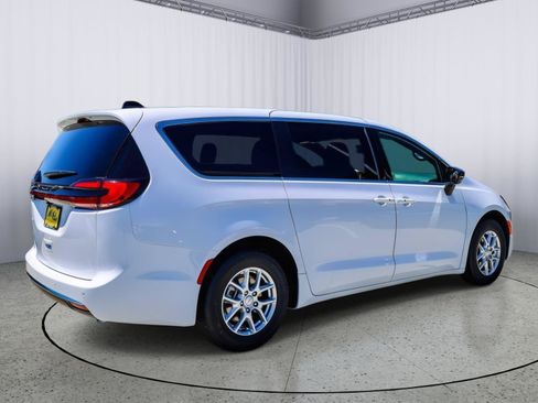 New 2027 Chrysler Pacifica Select FWD image 10
