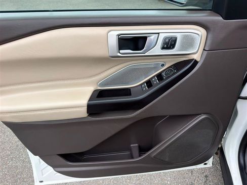 Used 2020 Ford Explorer Platinum w/ Premium Technology Package AWD/4WD image 11