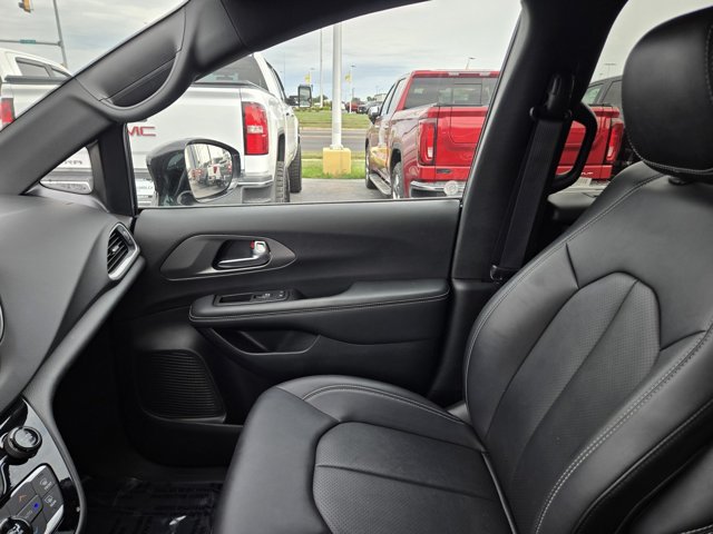 Used 2026 Chrysler Pacifica Select FWD image 15