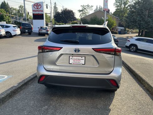 Used 2022 Toyota Highlander LE AWD/4WD image 5