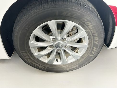 Used 2017 Chrysler Pacifica Touring-L image 11