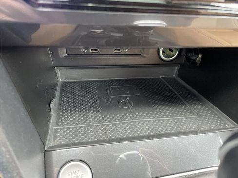 Used 2022 Volkswagen Tiguan SE w/ Panoramic Sunroof Package image 32