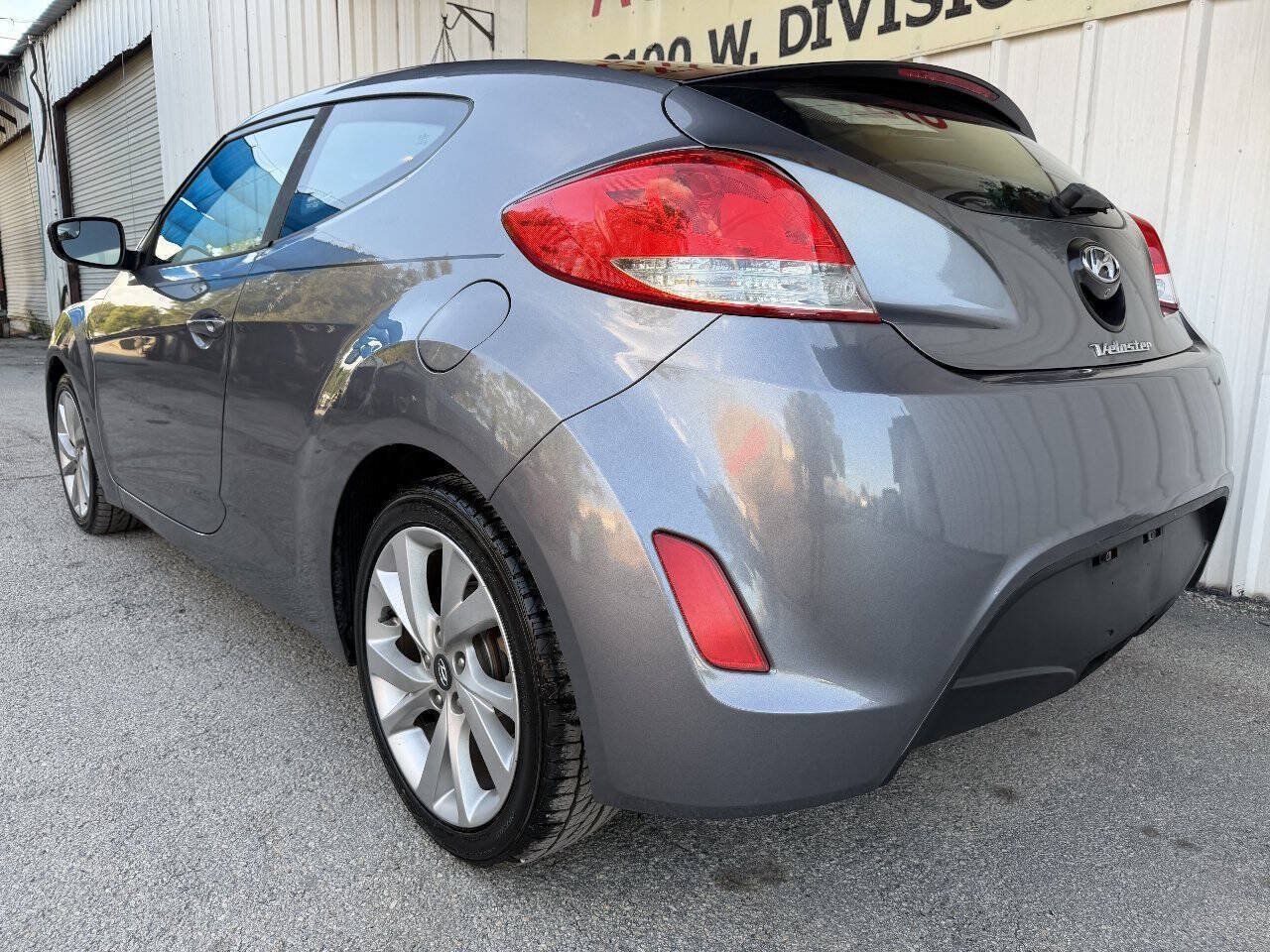 Used 2016 Hyundai Veloster FWD image 10