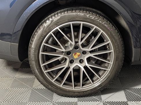 Certified 2023 Porsche Cayenne AWD/4WD image 13