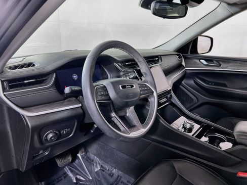 Used 2023 Jeep Grand Cherokee Limited AWD/4WD image 9