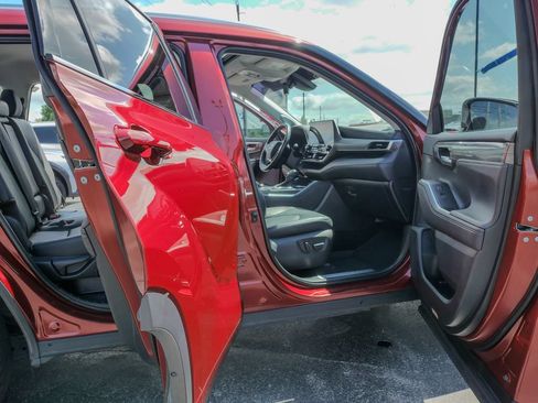 Used 2021 Toyota Highlander Limited AWD/4WD image 10