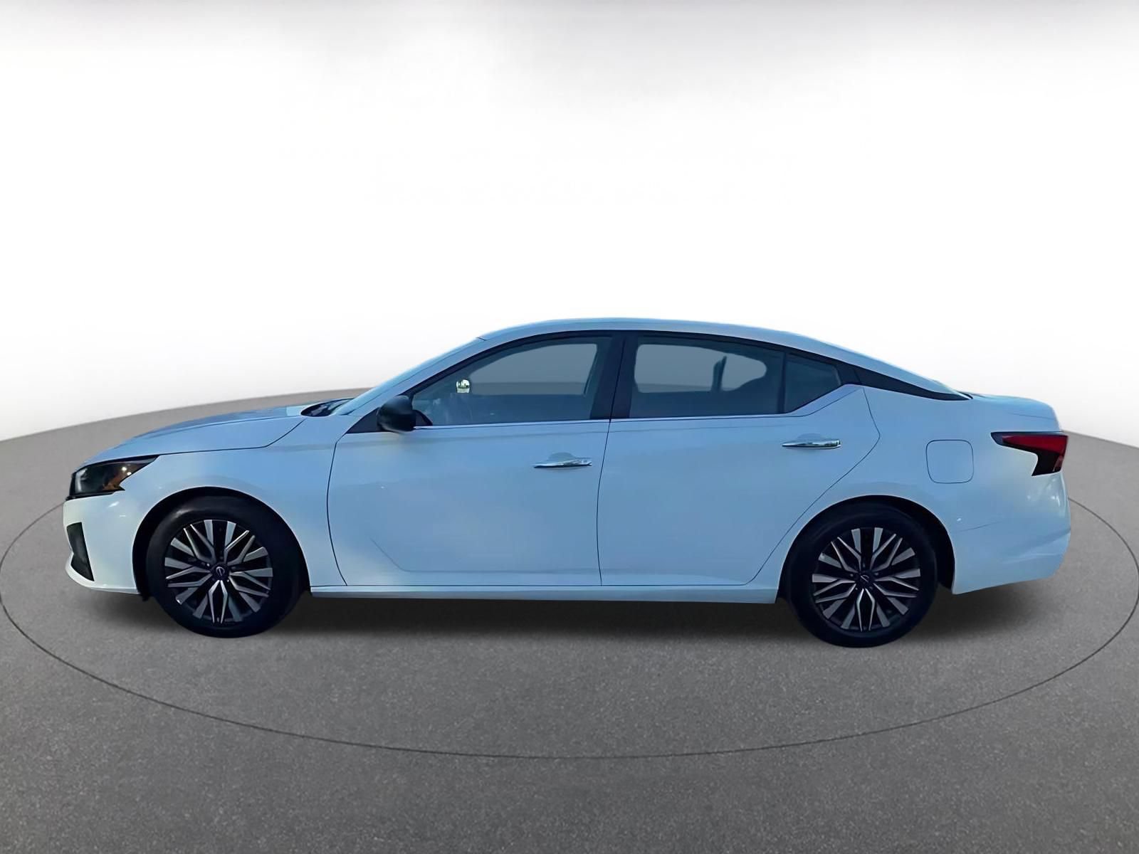 Used 2025 Nissan Altima 2.5 SV FWD image 8