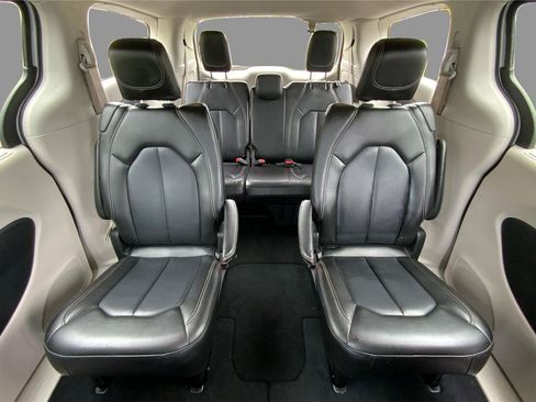 Used 2023 Chrysler Pacifica Touring-L FWD image 14
