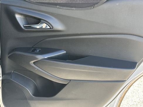 Used 2025 Chevrolet Trax LS w/ LS Convenience Package image 16