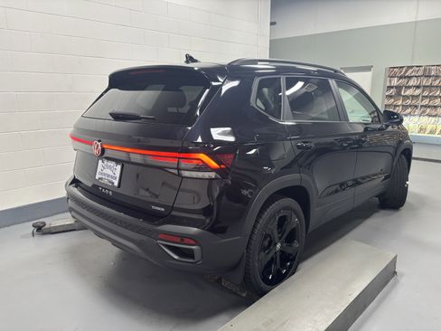 New 2025 Volkswagen Taos SE image 8