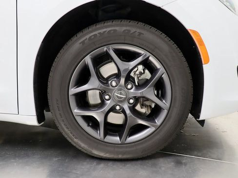 Used 2020 Chrysler Pacifica Touring w/ S Appearance Package image 33