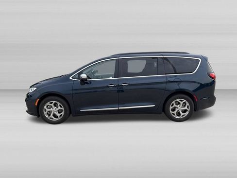 Used 2022 Chrysler Pacifica Limited w/ Uconnect Theater Family Group FWD image 9
