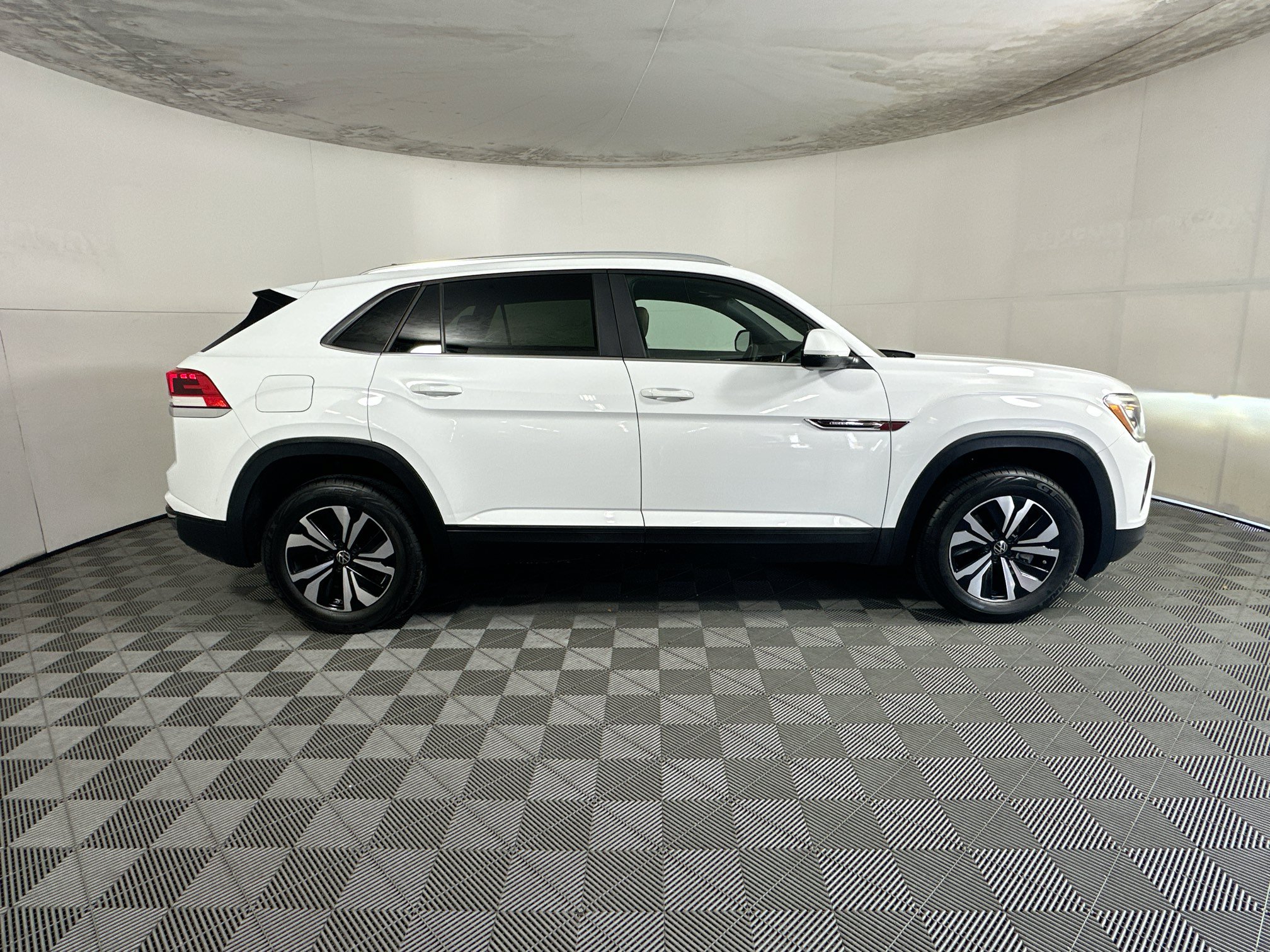 Used 2024 Volkswagen Atlas Cross Sport SE FWD image 2