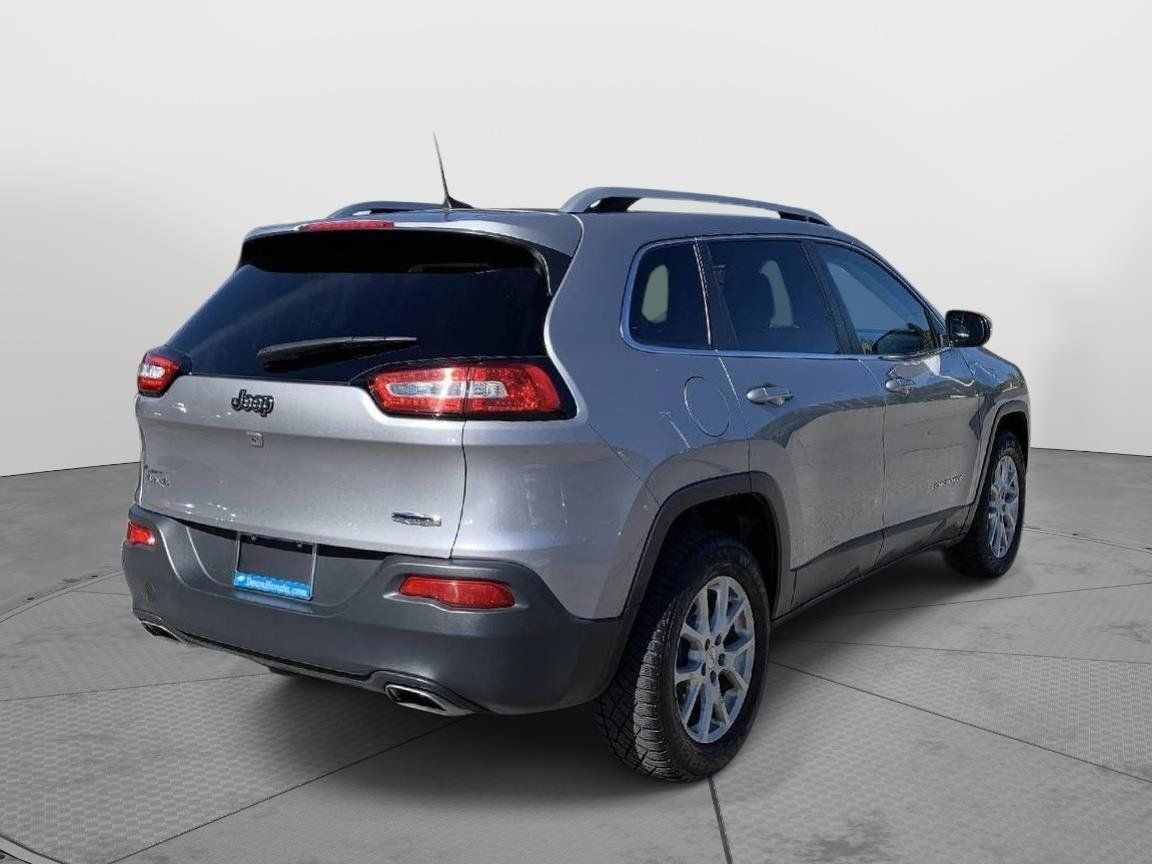 Used 2017 Jeep Cherokee Latitude w/ Cold Weather Group AWD/4WD image 3