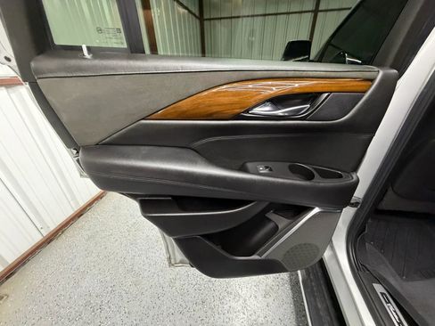 Used 2020 Cadillac Escalade Luxury AWD/4WD image 9
