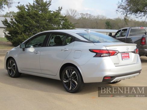 Used 2024 Nissan Versa SR image 3