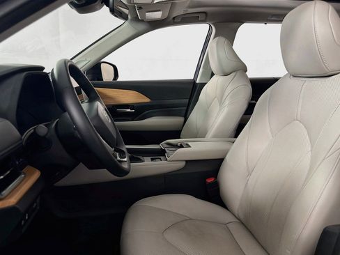 Used 2025 Toyota Grand Highlander AWD image 18