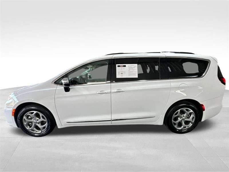 Used 2023 Chrysler Pacifica Limited FWD image 8