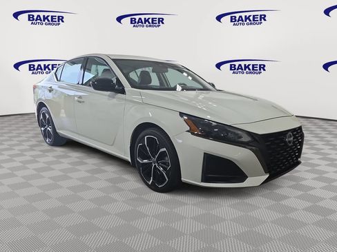 Used 2023 Nissan Altima 2.5 SR AWD/4WD image 3