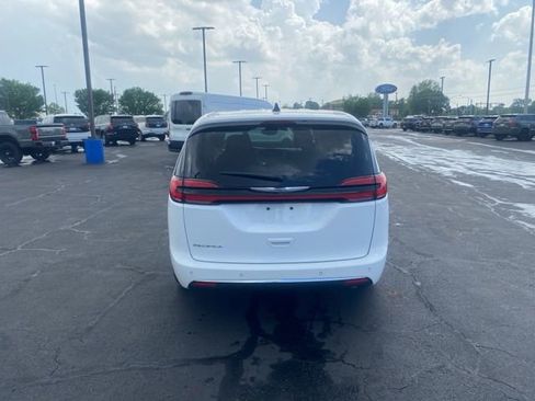 Used 2024 Chrysler Pacifica Touring-L FWD image 4