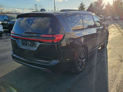 Used 2025 Chrysler Pacifica Limited image 3