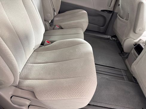 Used 2014 Toyota Sienna LE image 22