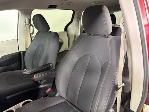 Used 2019 Chrysler Pacifica LX FWD image 13