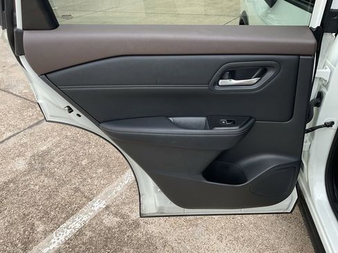 Used 2023 Nissan Rogue SL image 18