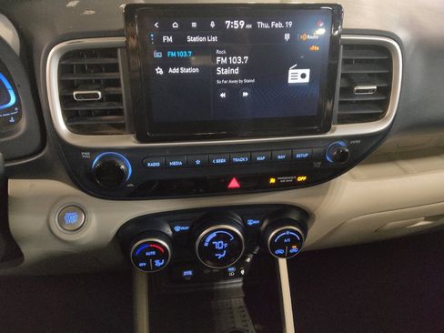 Used 2025 Hyundai Venue Limited image 25