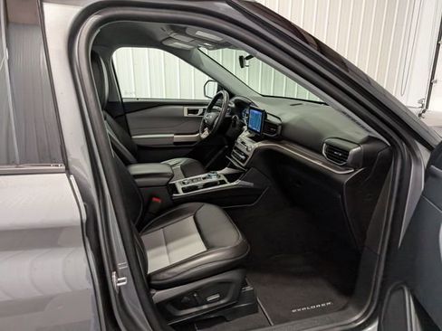 Used 2023 Ford Explorer XLT w/ Equipment Group 202A AWD/4WD image 28