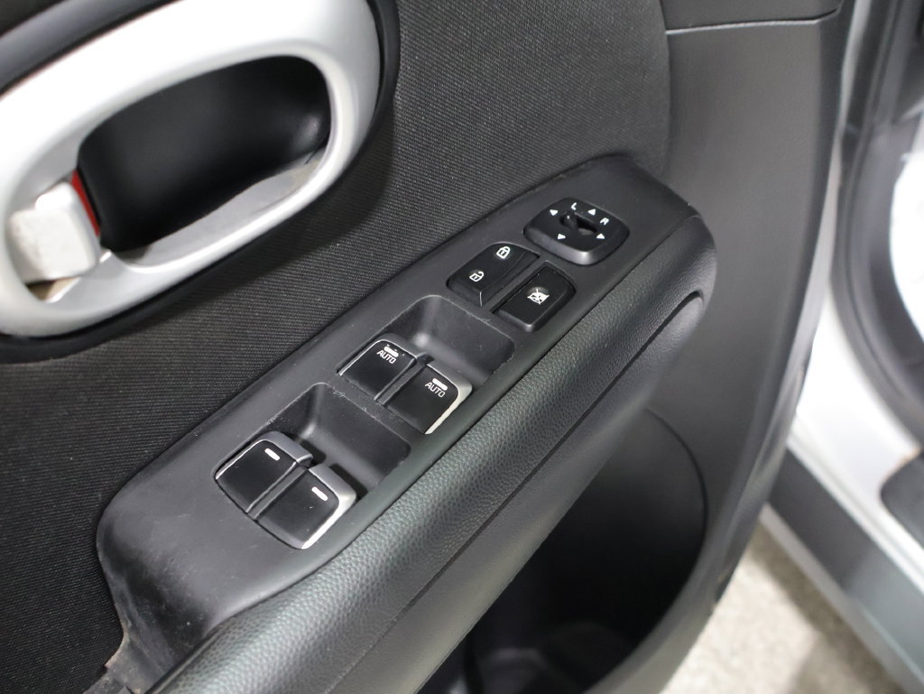 Used 2018 Kia Soul + FWD image 8