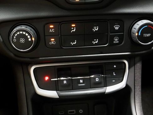 Used 2024 GMC Terrain SLE FWD image 29