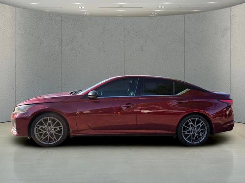 Used 2024 Nissan Altima 2.0 SR FWD image 2