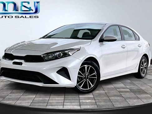 Used 2023 Kia Forte LXS image 1
