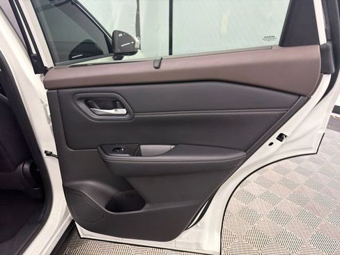 Used 2023 Nissan Rogue SV w/ SV Premium B Package FWD image 17