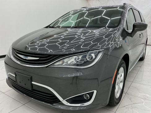 Used 2018 Chrysler Pacifica Touring-L FWD image 1