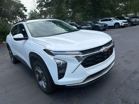 Used 2025 Chevrolet Trax LT w/ LT Convenience Package FWD image 6