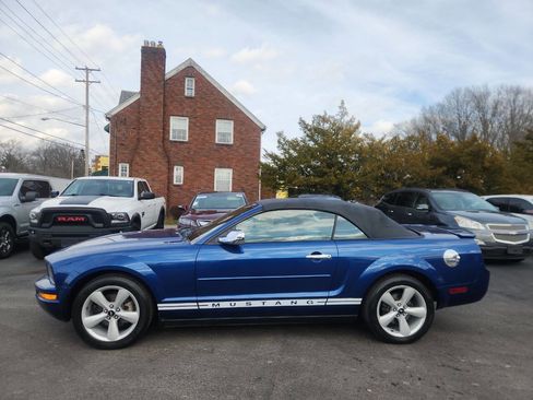 Used 2008 Ford Mustang Convertible image 2