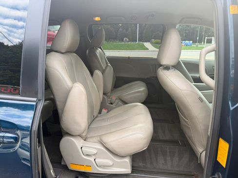 Used 2012 Toyota Sienna LE w/ Towing Pkg AWD/4WD image 24